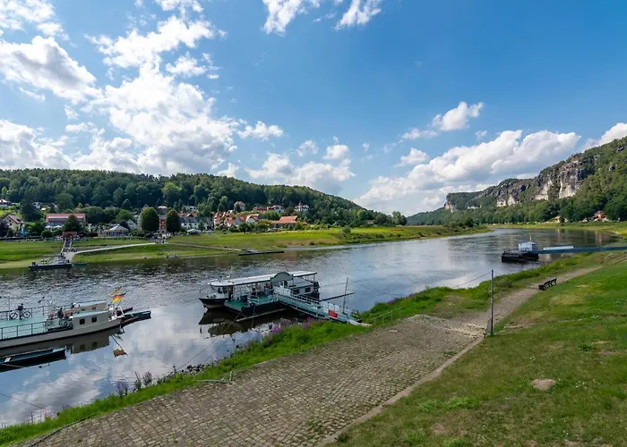 In Ruhiger Lage Am Wanderweg Zum Lilienstein *